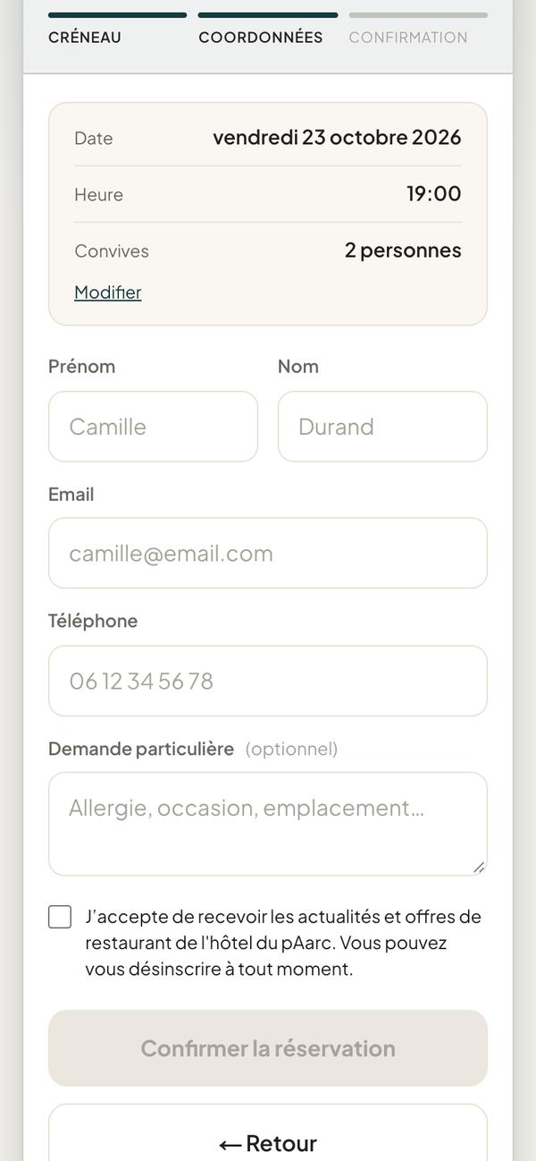 Étape Coordonnées : récapitulatif de la table, champs prénom, nom, e-mail, téléphone et demande particulière